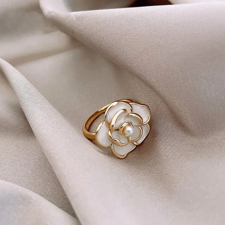 Skanto | Sarte hvite kamelia blomsterdekorasjon, øredobber, ring