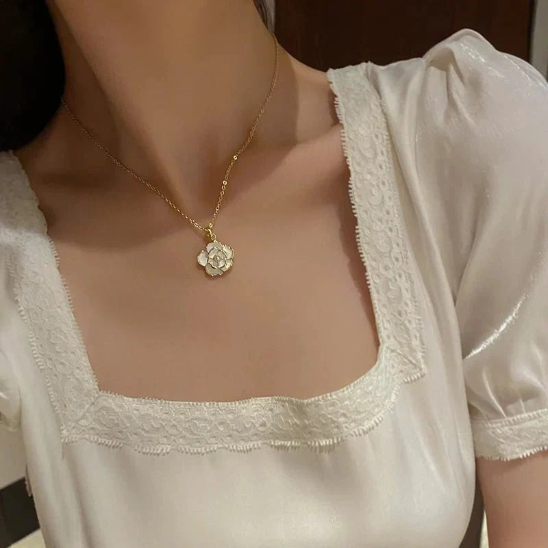 Skanto | Sarte hvite kamelia blomsterdekorasjon, øredobber, ring