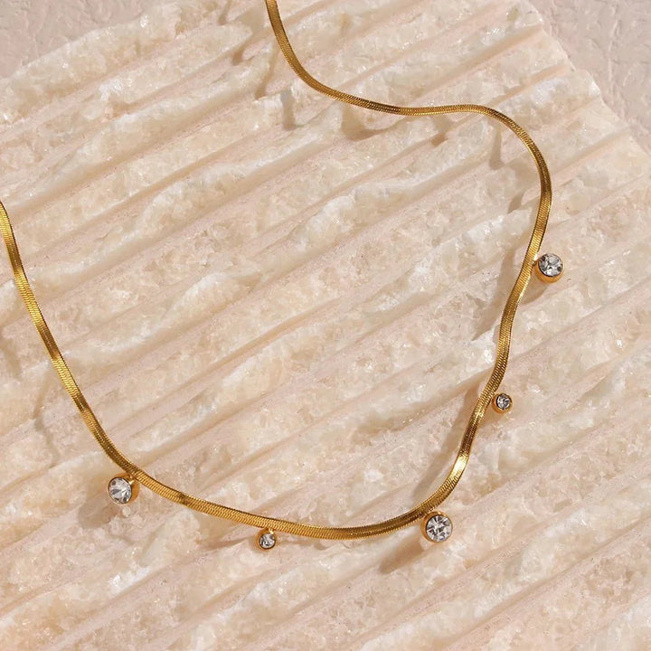 Skanto | Delikat diamant-herringbone-choker-halskjede