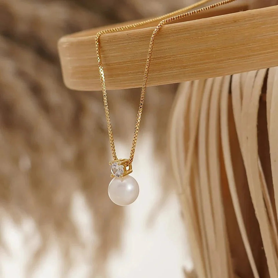 Skanto | Dainty Diamond Pearl Necklace