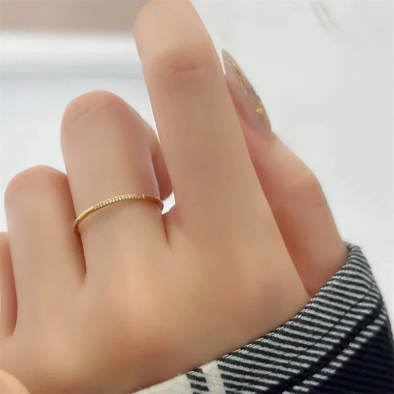 Skanto | Delikat Tynn Prikkete Diamantring