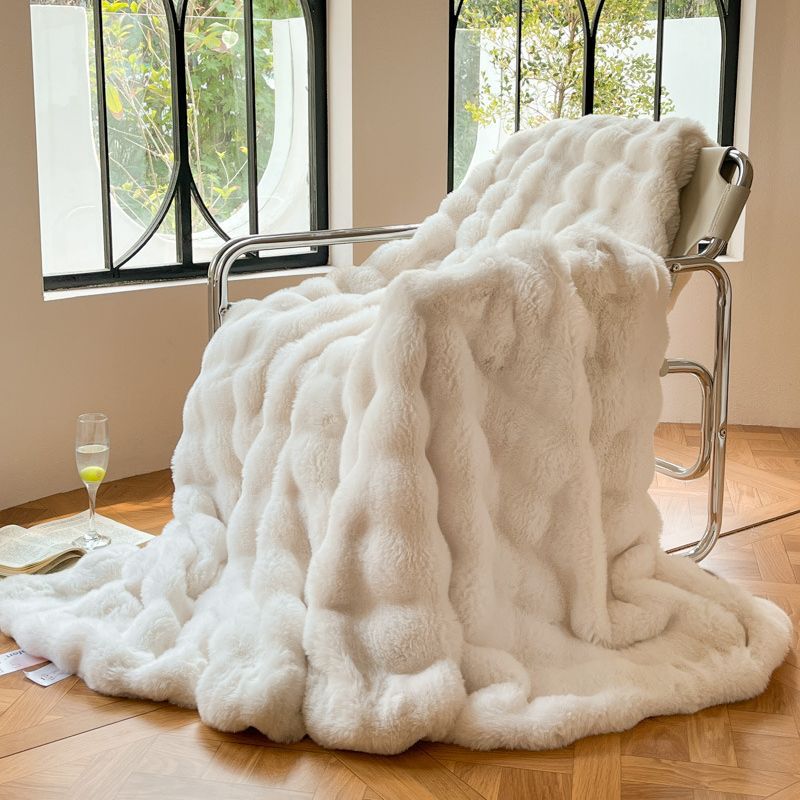 Plush falsk pels kastet for ultimate koselig varme | Skanto