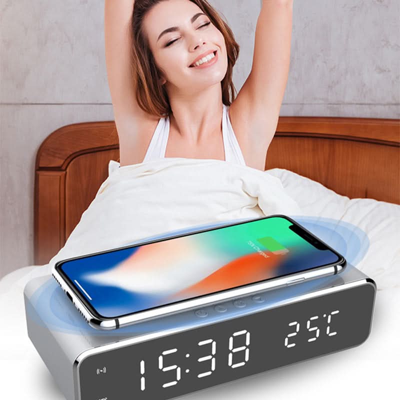 Skanto | BENNETT - LED vekkerklokke med trådløs ladestasjon
