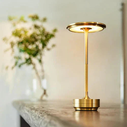 Skanto | Bordlampe gull metall trådløs LED lys