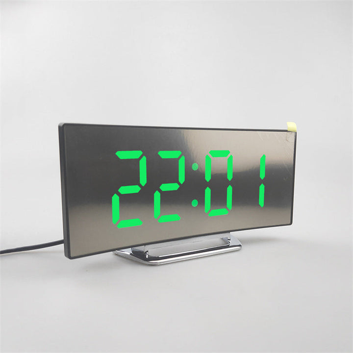 Skanto | CurveTime Digital Vekkerklokke – Kompakt Vekkerklokke med Buet Skjerm og Moderne Design