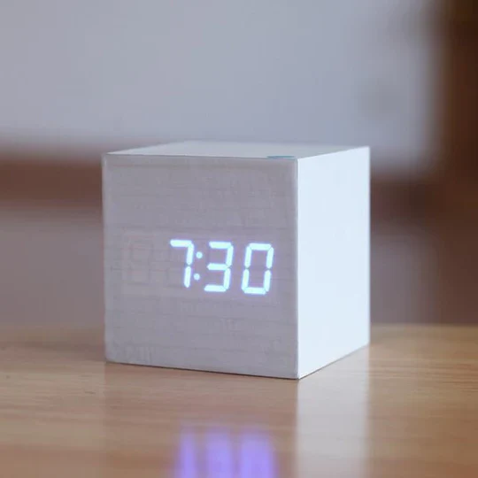 Woodgrain LED Skrivebord Klokke | Skanto