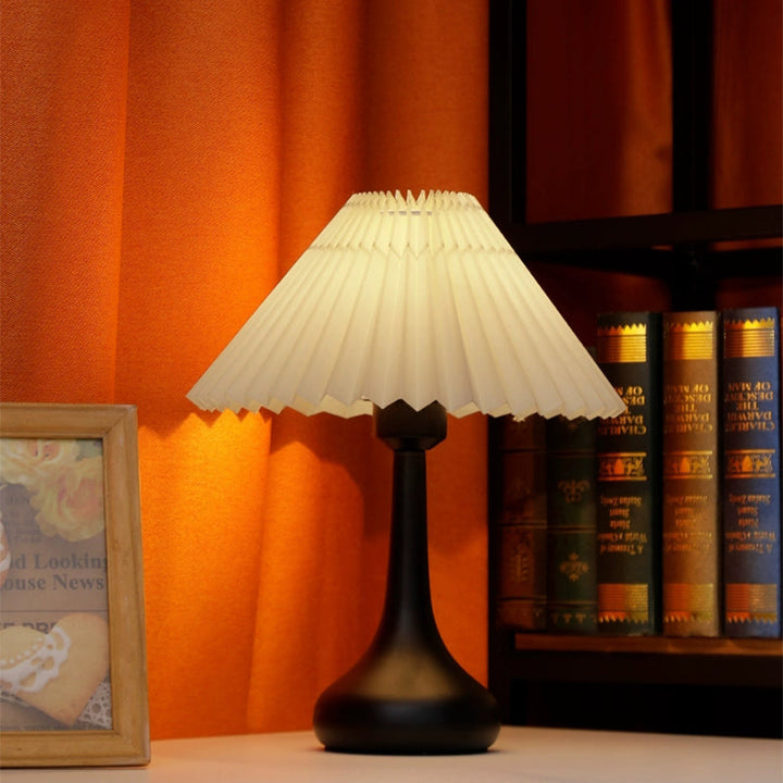 Nordisk Folds lampe med LED lys – Moderne dekorativ bordlampe for stue og soverom | Skanto
