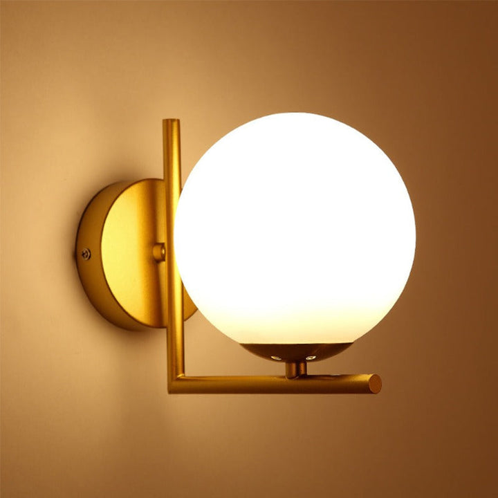 Moderne rund vegglampe med glasskuppel – Elegant veggfeste for soverom og stue | Skanto