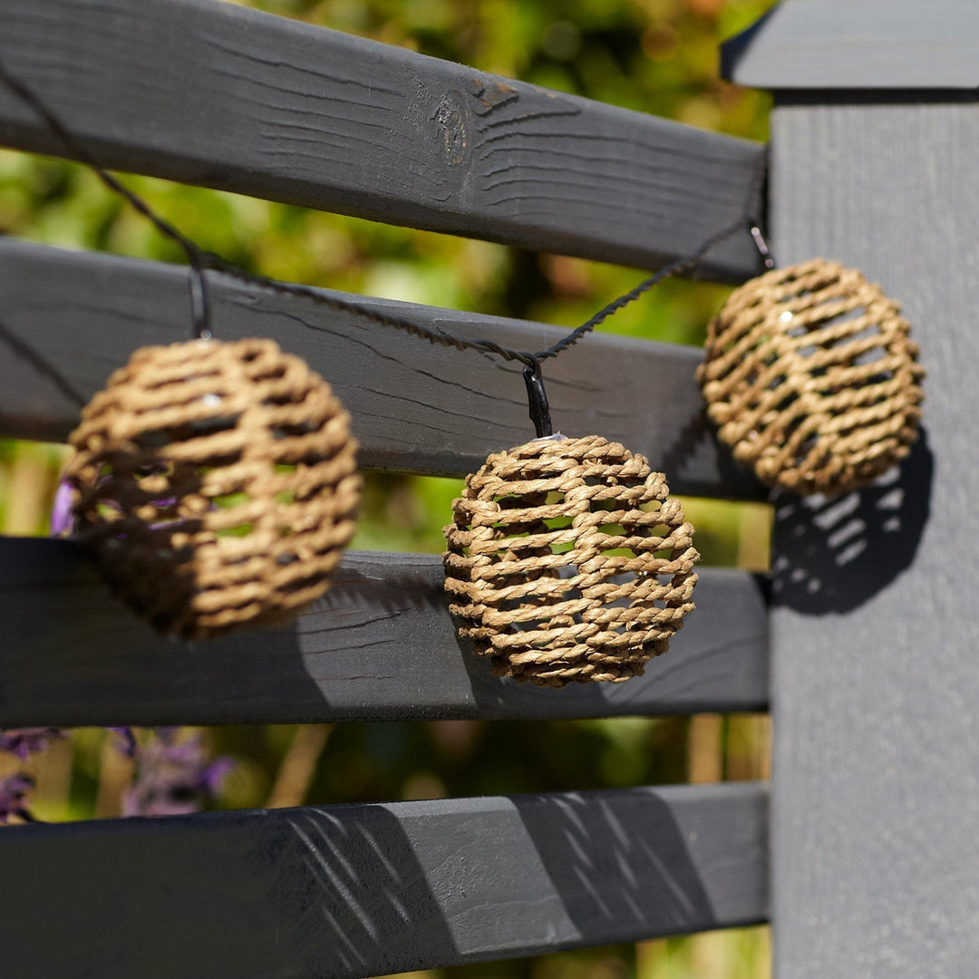 SolarGlow – Rattan Fe lys streng med magisk belysning Skanto