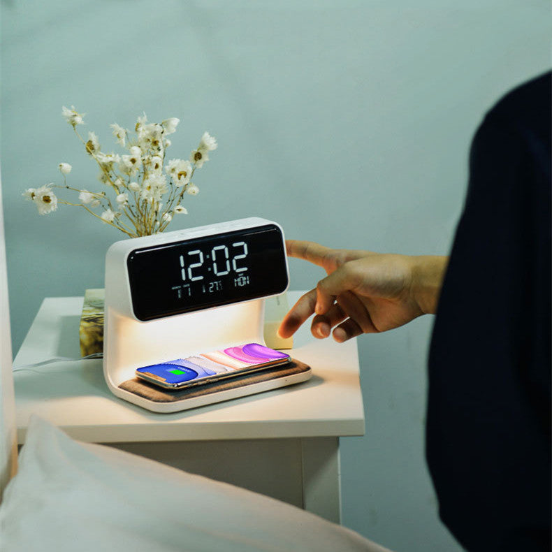 3-i-1 Nattbordlampe Lader Klokke | Skanto