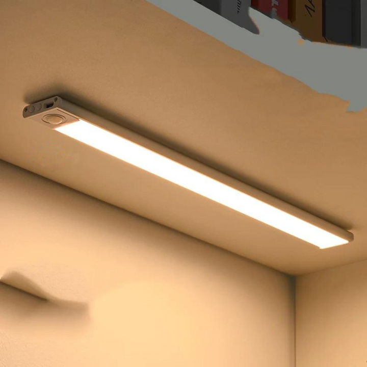 Skanto | Ultra-Tynn LED GlowLight – USB Oppladbar Bevegelsessensor Skaplys med Magnetisk Bakside for Kjøkken, Garderobe eller Klær