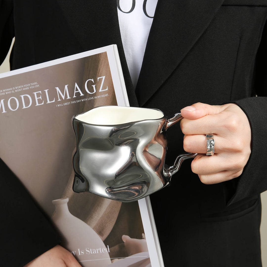 CreArt Mug – Håndlaget keramisk kaffekopp med unikt krøllet design | Skanto