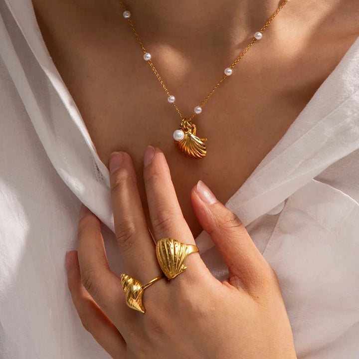 Skanto | Elegante Delikate Spaced Perle Musling Smykke