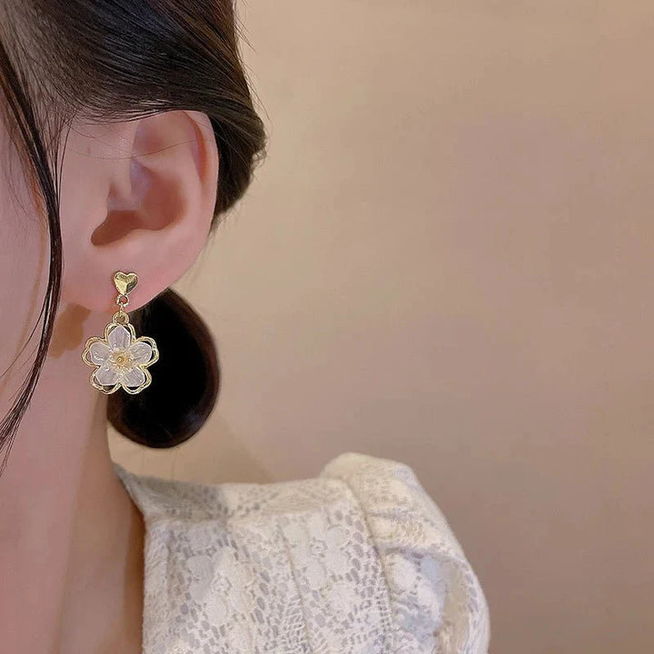Skanto | Elegant gullaccentuerte blomsterøreringer