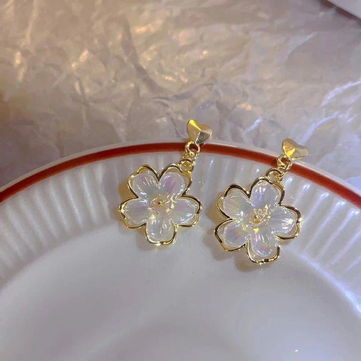 Skanto | Elegant gullaccentuerte blomsterøreringer