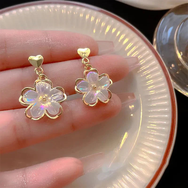 Skanto | Elegant gullaccentuerte blomsterøreringer
