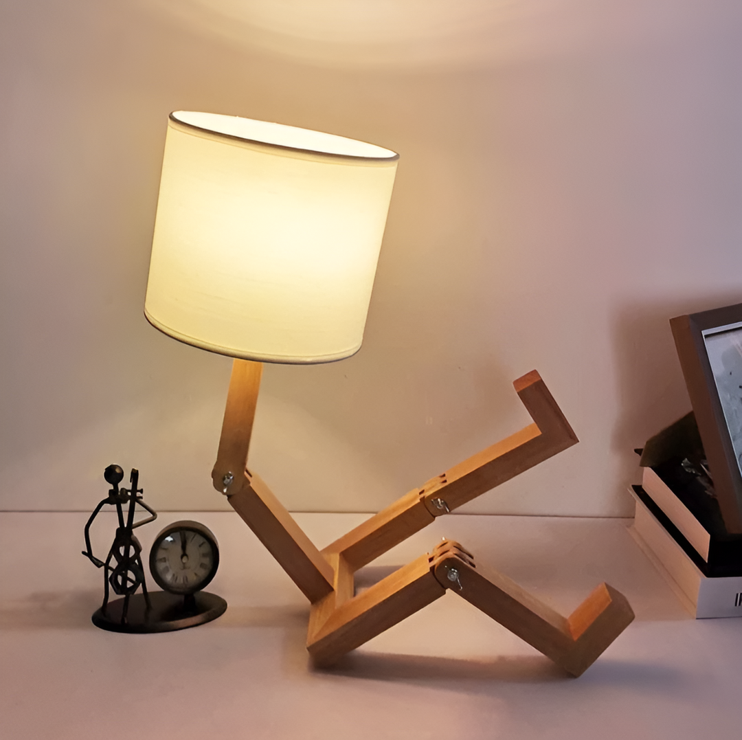 Skanto | Fleksibel Robot Skrivebordlampe laget av Massivt Tre – LumoBot