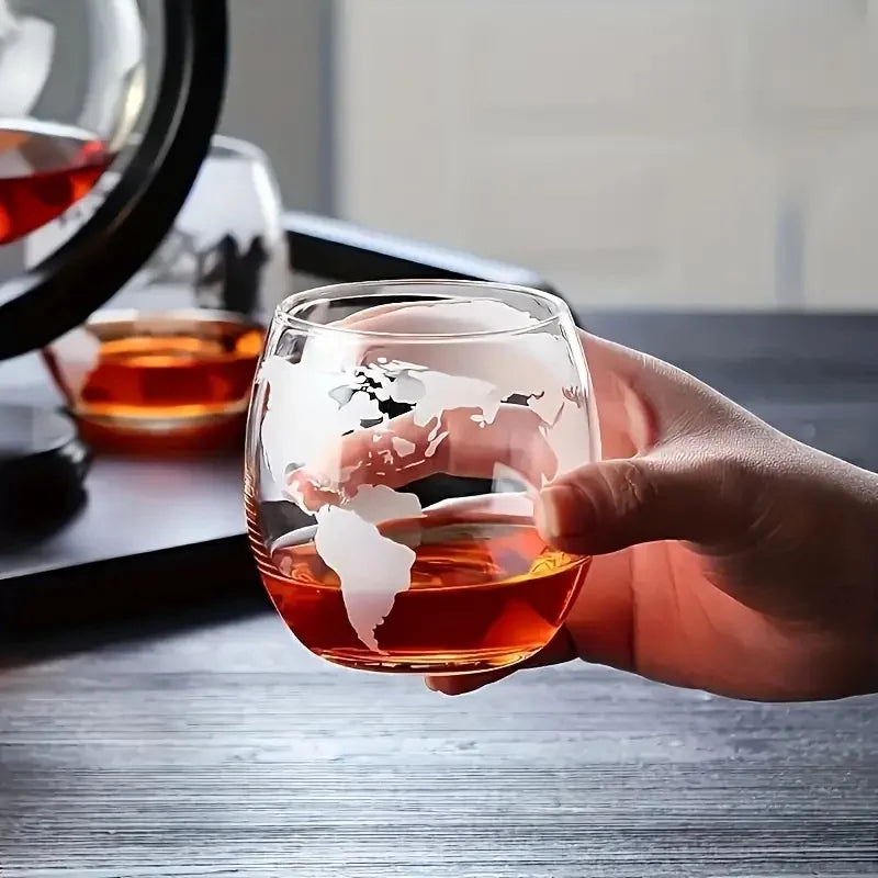 Glass Whiskey Decanter Set med Trestativ Gravert Verdensball Design | Skanto