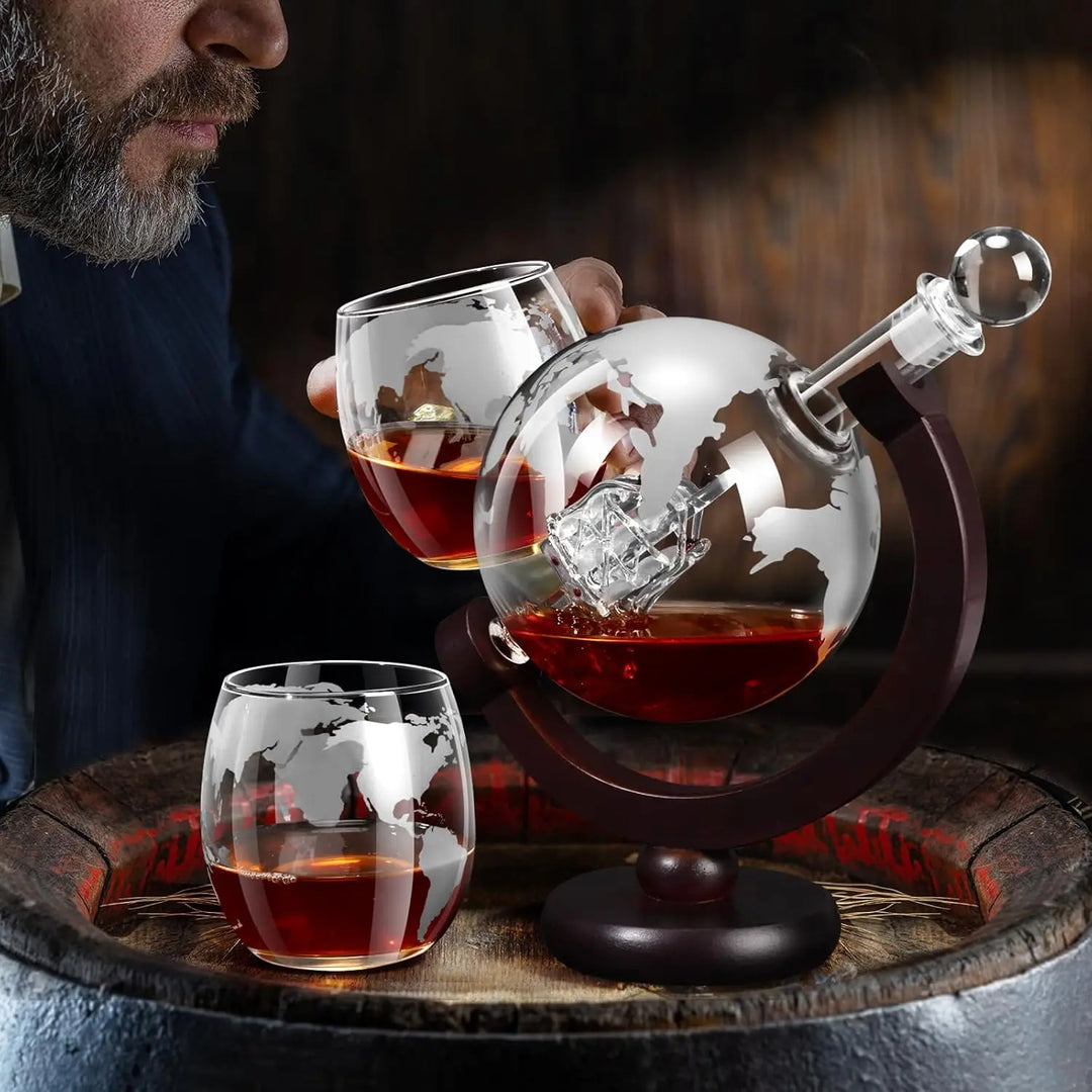 Glass Whiskey Decanter Set med Trestativ Gravert Verdensball Design | Skanto