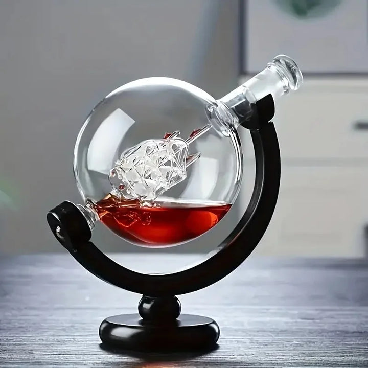 Glass Whiskey Decanter Set med Trestativ Gravert Verdensball Design | Skanto