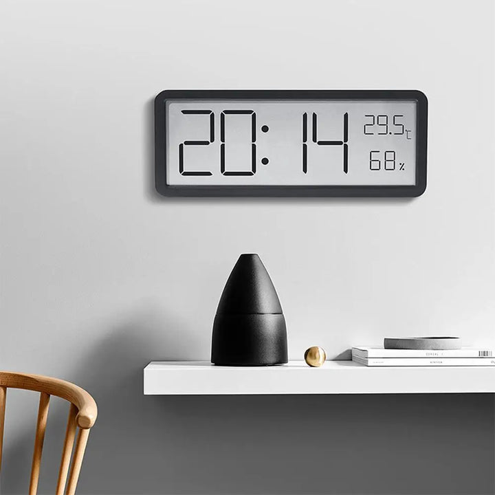 Skanto | Moderne LED veggklokke med stort Display og temperaturmåler