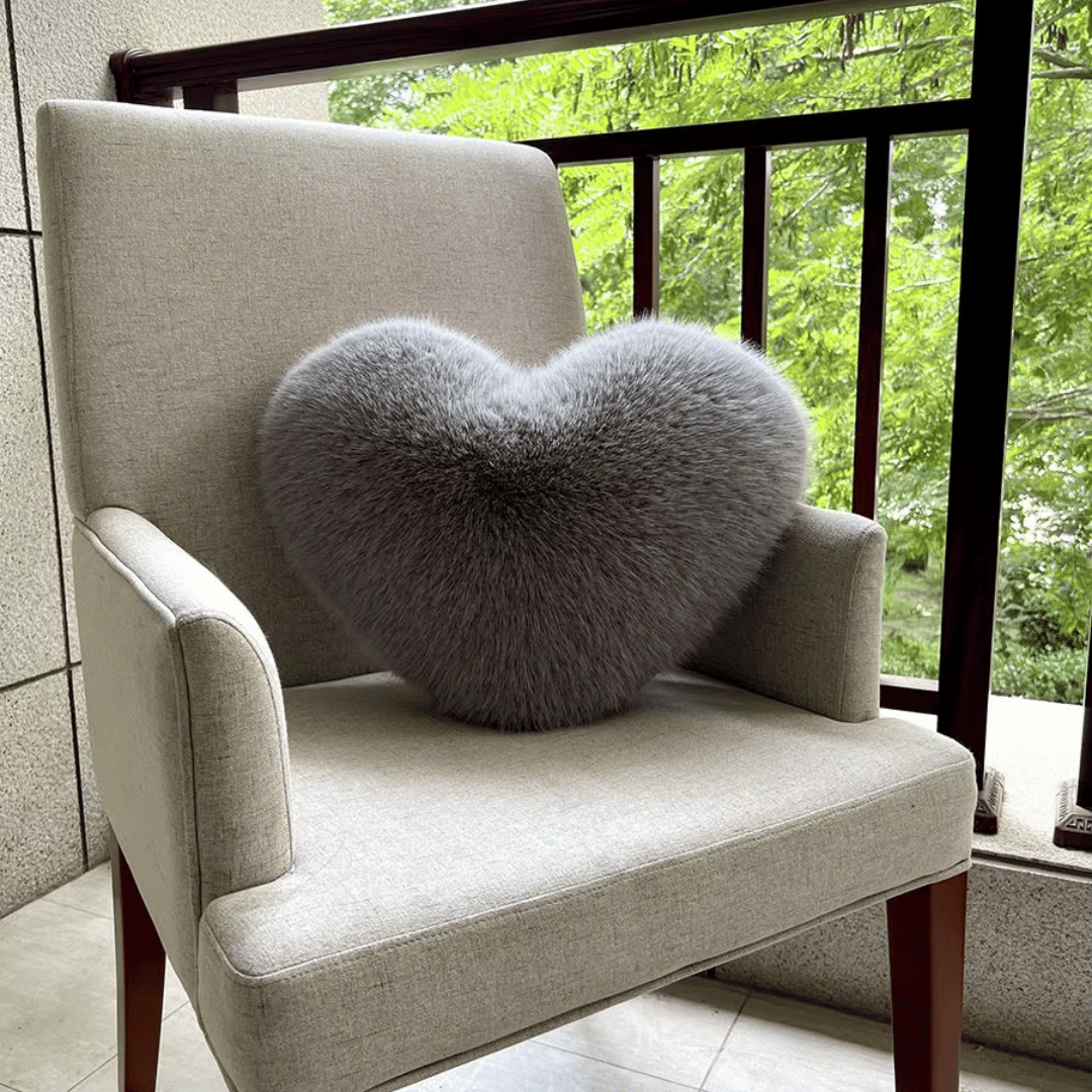 Skanto | HEARTLUX – Myk Faux Fur Hjertepute for Moderne Hjem Dekor