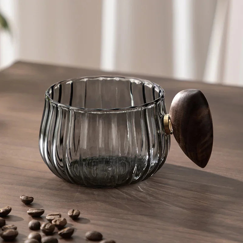 Varmebestandig høy borsilikatglass kaffe-kopp med trehåndtak | Skanto