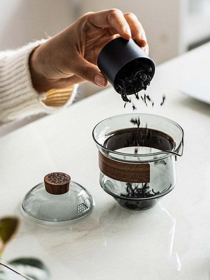 Elegant varmebestandig glasskopp med valnøttlokk for teelskere | Skanto