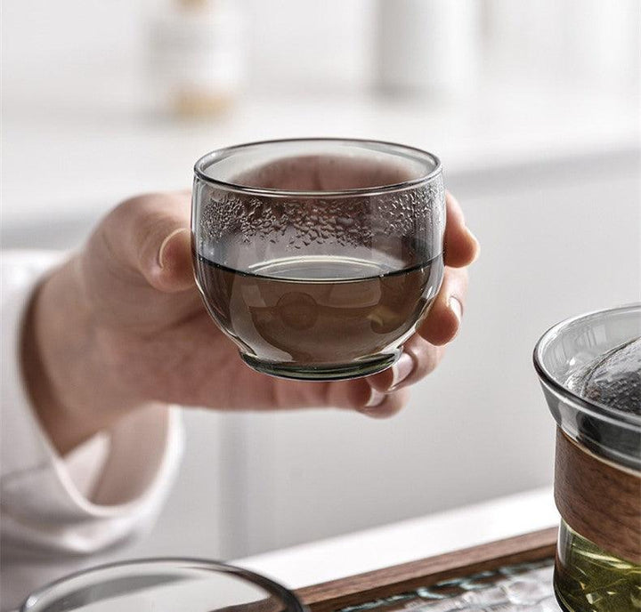 Elegant varmebestandig glasskopp med valnøttlokk for teelskere | Skanto