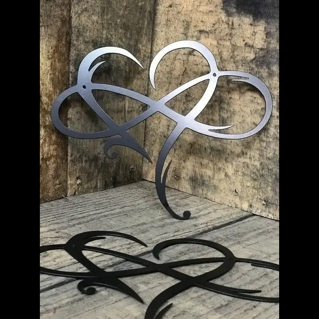 InfinityHeart Wanddekoration – Eisenskulptur mit Symbol der ewigen Liebe