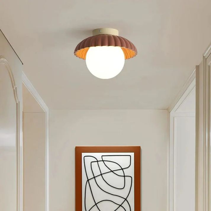 Skanto | Taklampe med en melkefarget glasskjerm som gir varmt lys i gangen