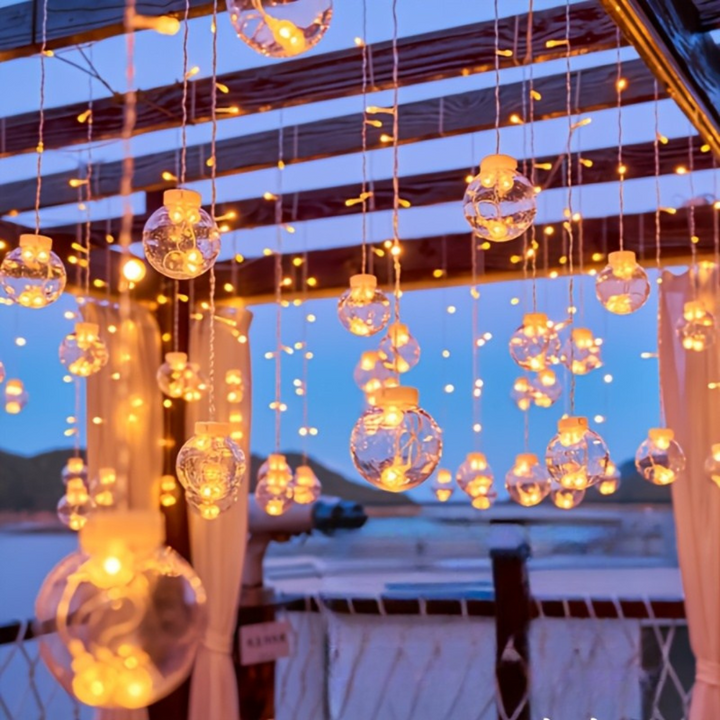 Skanto | Eventyrlys med hengende globusornamenter