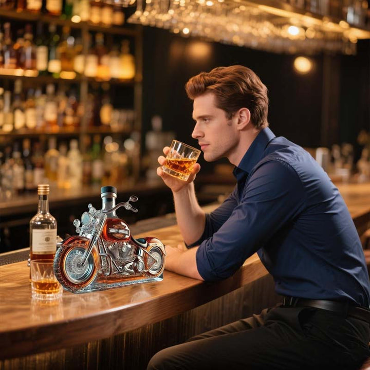 Whiskykaraffe i form er en Harley-Davidson-Motorrads für die Hausbar