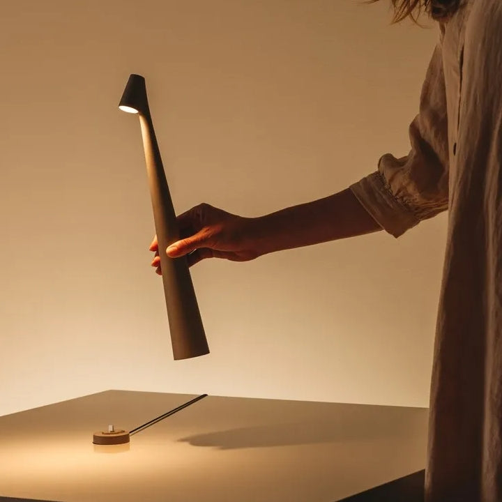 Skanto | Skulpturell Bordlampe Trådløs LED Lampe Solid Aluminiums 10000mAh Batteri 3-Nivå Dimming CRI 90 USB-C Ladekontakt Varm Hvit 2700K