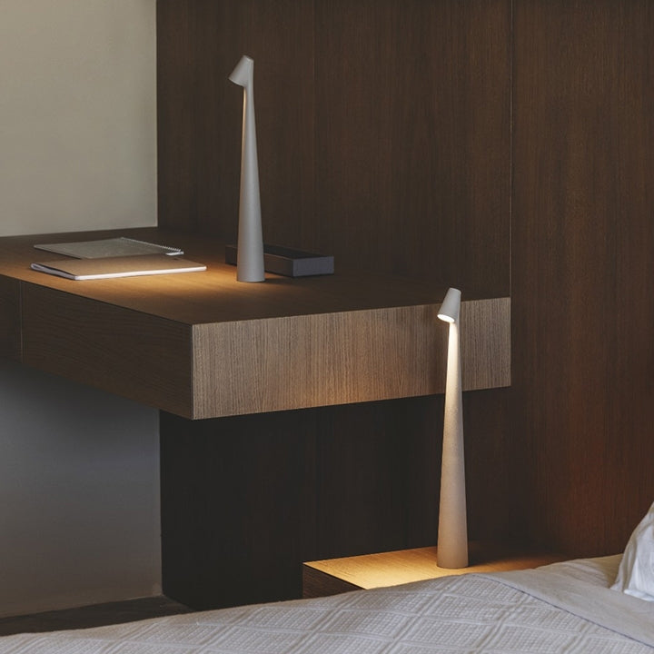Skanto | Skulpturell Bordlampe Trådløs LED Lampe Solid Aluminiums 10000mAh Batteri 3-Nivå Dimming CRI 90 USB-C Ladekontakt Varm Hvit 2700K