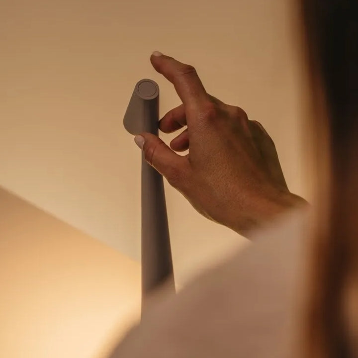 Skanto | Skulpturell Bordlampe Trådløs LED Lampe Solid Aluminiums 10000mAh Batteri 3-Nivå Dimming CRI 90 USB-C Ladekontakt Varm Hvit 2700K