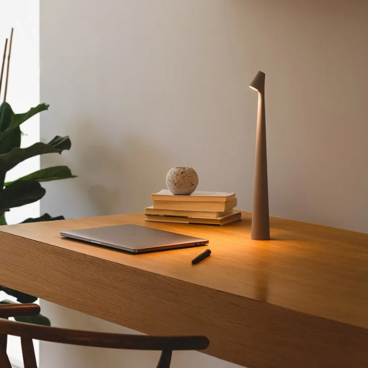 Skanto | Skulpturell Bordlampe Trådløs LED Lampe Solid Aluminiums 10000mAh Batteri 3-Nivå Dimming CRI 90 USB-C Ladekontakt Varm Hvit 2700K
