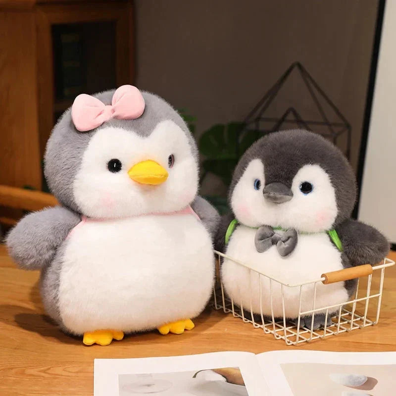 Skanto | Fluffy Grå Pingvin Plushie med Skilpadde Ryggsekk