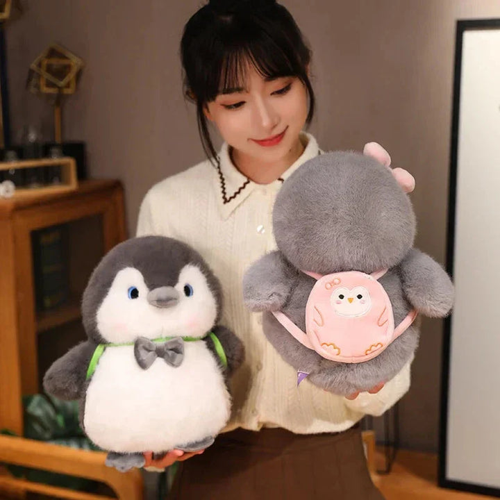 Skanto | Fluffy Grå Pingvin Plushie med Skilpadde Ryggsekk