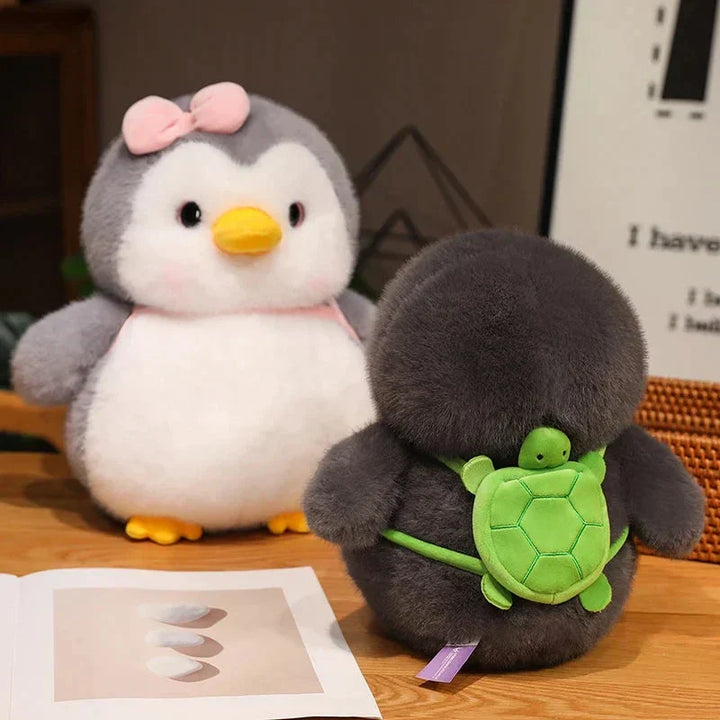 Skanto | Fluffy Grå Pingvin Plushie med Skilpadde Ryggsekk