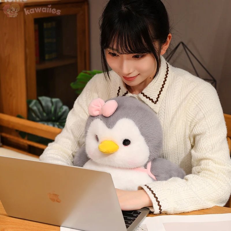 Skanto | Fluffy Grå Pingvin Plushie med Skilpadde Ryggsekk