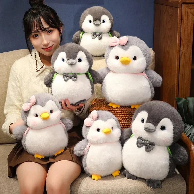 Skanto | Fluffy Grå Pingvin Plushie med Skilpadde Ryggsekk