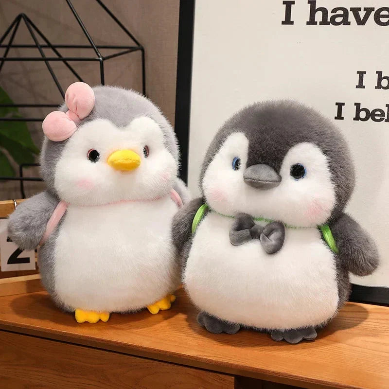 Skanto | Fluffy Grå Pingvin Plushie med Skilpadde Ryggsekk