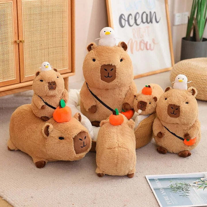 Skanto | Fluffy Sleepy Capybara med oransj kosedyr