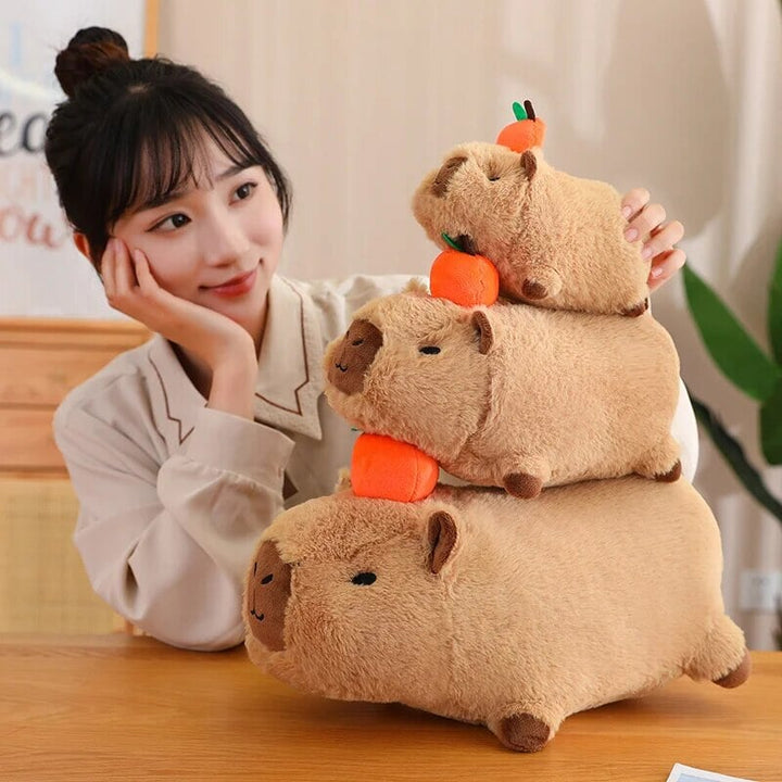 Skanto | Fluffy Sleepy Capybara med oransj kosedyr