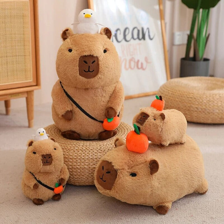 Skanto | Fluffy Sleepy Capybara med oransj kosedyr
