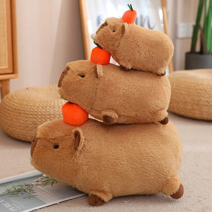 Skanto | Fluffy Sleepy Capybara med oransj kosedyr