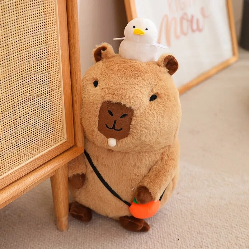 Skanto | Fluffy Sleepy Capybara med oransj kosedyr