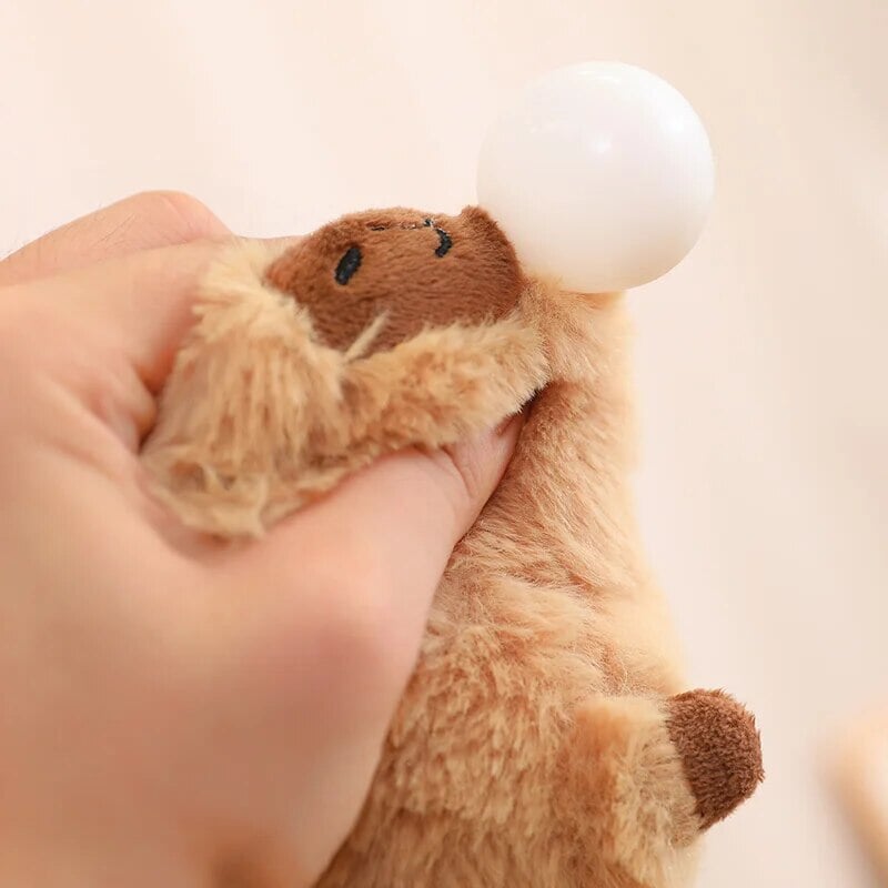 Skanto | Fluffy Sleepy Capybara med oransj kosedyr
