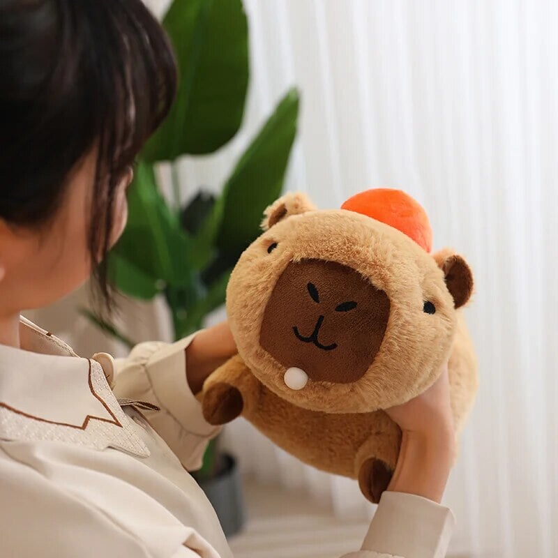 Skanto | Fluffy Sleepy Capybara med oransj kosedyr